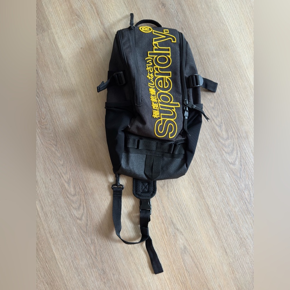 Superdry shoulder bag with 4 bonus items!